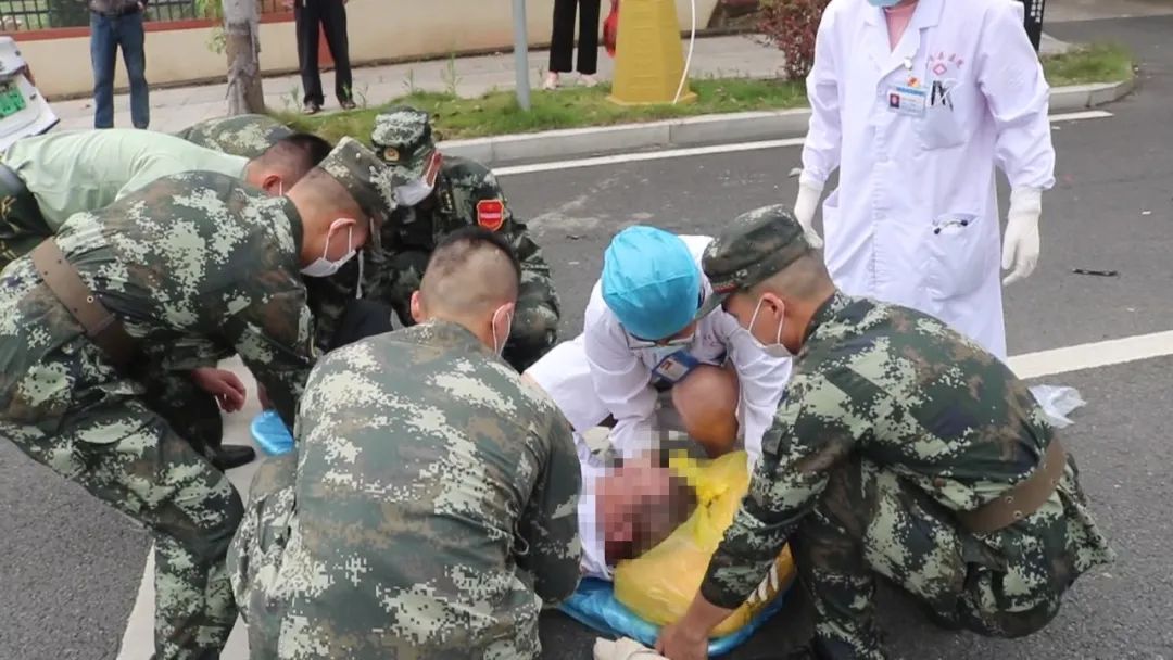 营区门口突发车祸，热心漳州武警“飞奔”现场施救 市县动态 省退役军人厅 4331