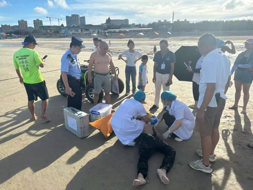 硬汉！50岁老兵海浪中连救两少年