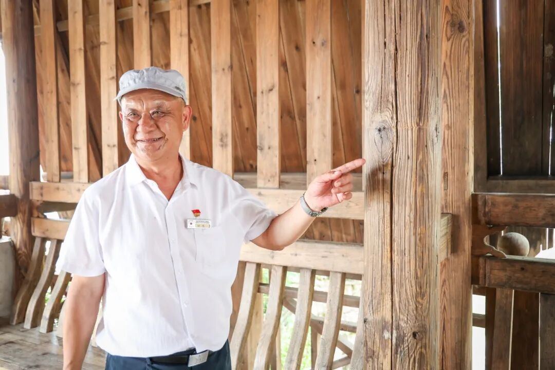 中复村红色讲解员钟鸣在讲述“生命等高线”的故事.jpg